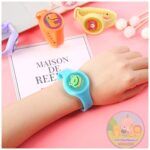 Pulsera estilo reloj repelente de mosquito y con LUZ - Imagen 3